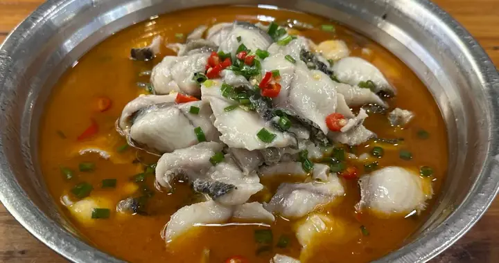 入选米其林三次！杭州老牌面馆，招牌酸菜鱼面，一天狂卖200碗