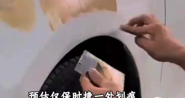 停不进车位划其他车后续：女子正脸曝光，车主拒绝和解，警方介入