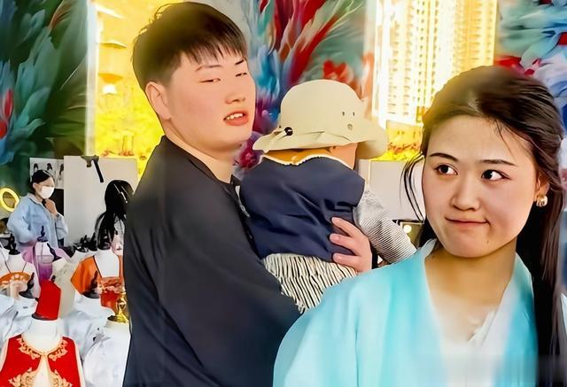 大衣哥儿子儿媳妇孙子悉数到曹州参加活动，不愧是有福之人不用忙