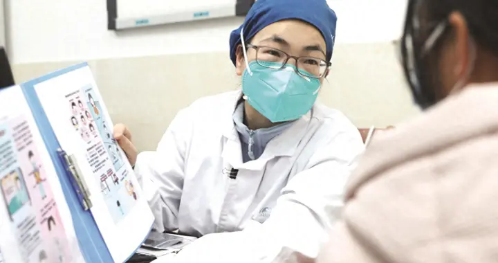 这天医生来到病房，发现李女士脸上洋溢着难以掩饰的喜悦