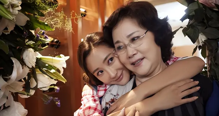 央视主持人吞300颗安眠药自杀，被抢救7天7夜，如今过得怎么样？