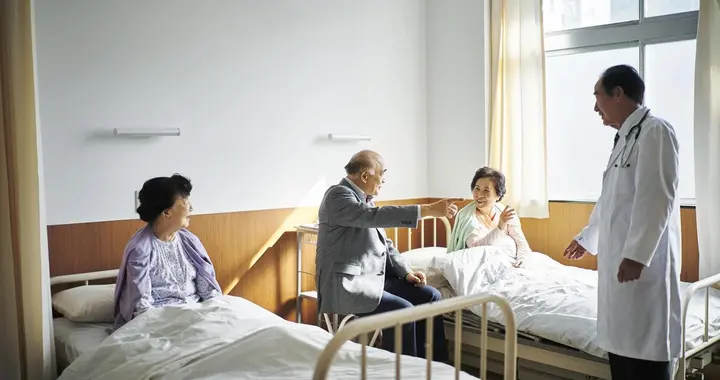 儿子接母亲来家里照顾，要求媳妇一起伺候，儿媳妇：我不吃两头苦