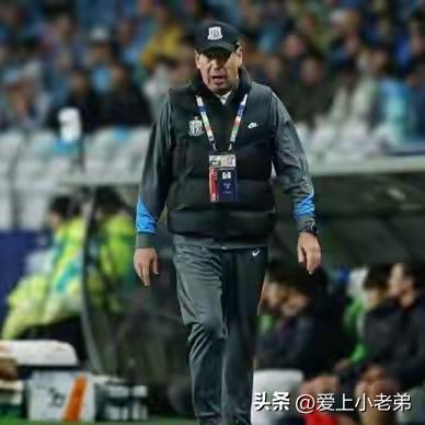 爱上小老弟：球迷三问司机:该认错的认错