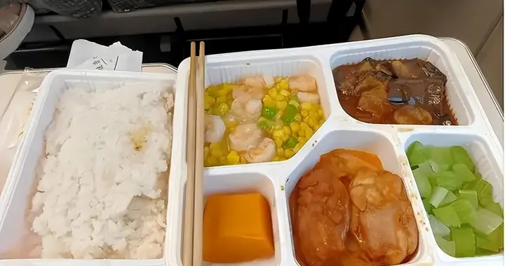 高铁盒饭为什么又贵又难吃？