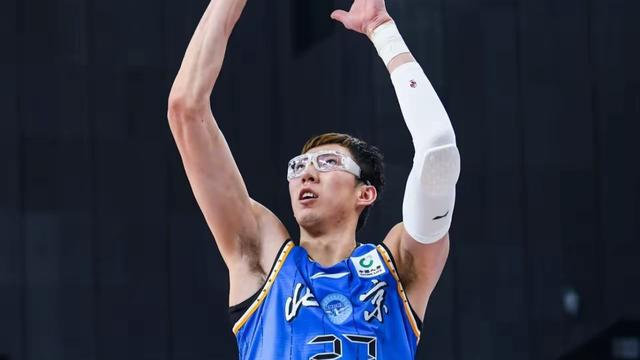 雅鹤：我承认周琦是渐渐的变好了。最近两场