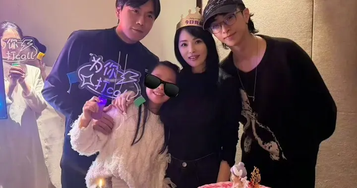 伊能静58岁生日，恩利买花写卡片米粒买金子，一家四口好幸福