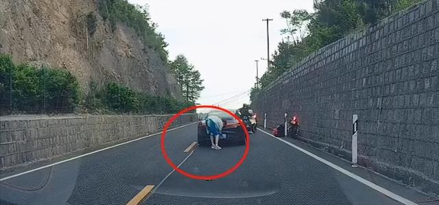 保时捷追尾摩托车，无视伤者先换车牌，现身份被扒，结局大快人心