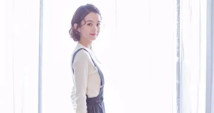 看了上海女生的穿搭我发现正式场合：裙子不配丝袜不披丝巾更洋气