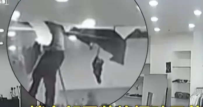 太吓人！天花板突然掉下来个工人，万幸店里没人受伤，网友：万幸