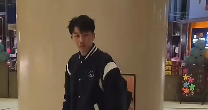 刘筱亭天津录春晚，深夜下班到酒店，大厅玩耍，看到粉丝秒变乖