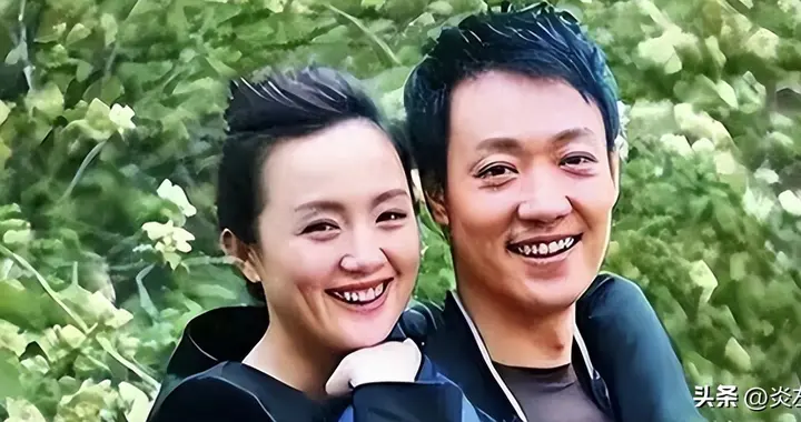 恩爱32年难敌现实，朱媛媛离世一年后，伤心隐退的辛柏青如今怎样