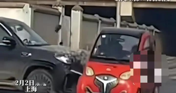 七旬夫妇开老头乐闯红灯撞车，守法女司机竟赔36万！车主集体破防