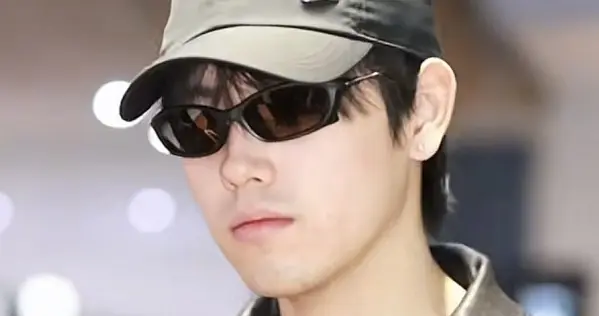 26岁陈飞宇现身机场 贵族气质爆棚又高又帅 新剧爆火吸引50后奶奶粉