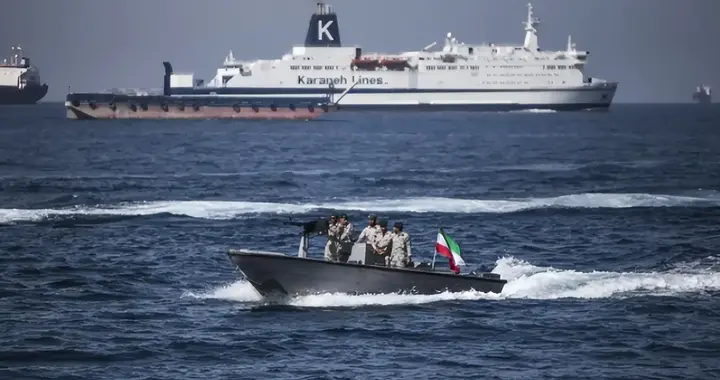 抓！伊朗复仇不隔夜，扣押两艘油轮，巨舰护航，中俄伊对美国说不