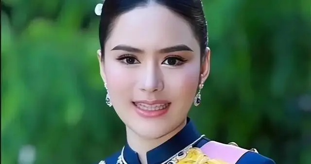欧拉弄虽然没封妃，穿戴是真的越来越贵气了，泰王的宠爱拿得出手