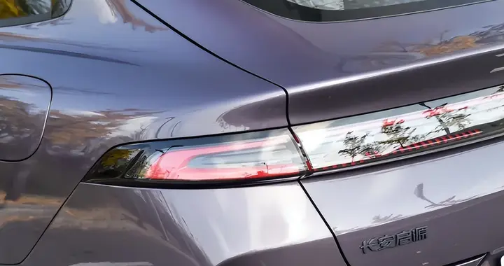 4885mm车长+运动线条，长安启源A06侧面真干净