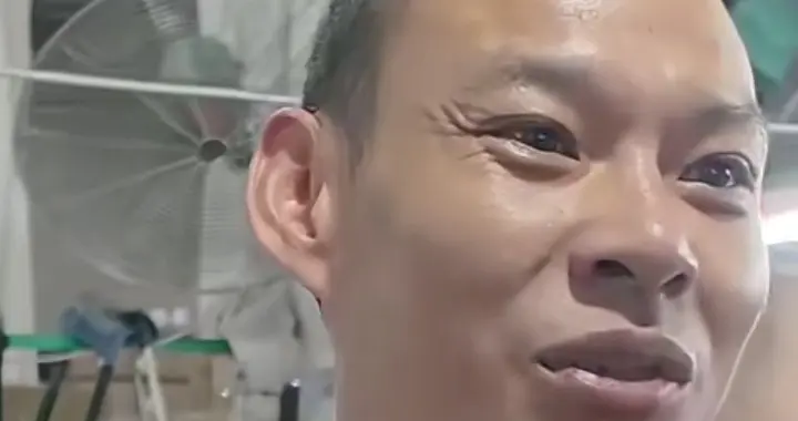 马小华救起落水一家三口后离开，被救一家拉横幅寻到恩人