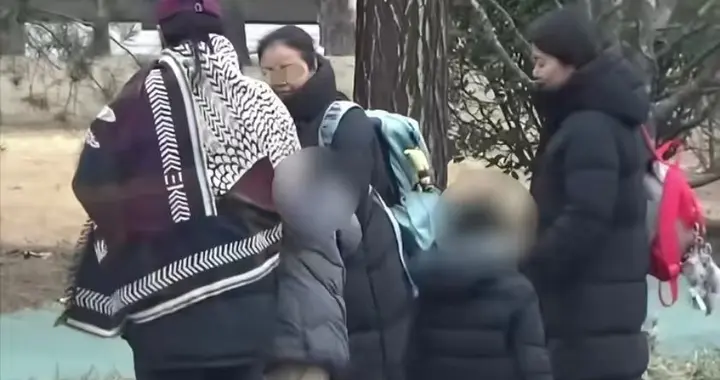 白百何带娃随地小便被拍！有人骂没素质，有人共情：当妈太难了