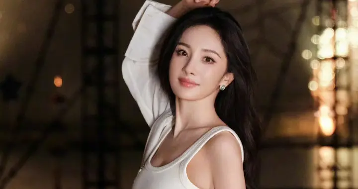杨幂生日壁纸：白裙轻盈，少女感满满 ​​​