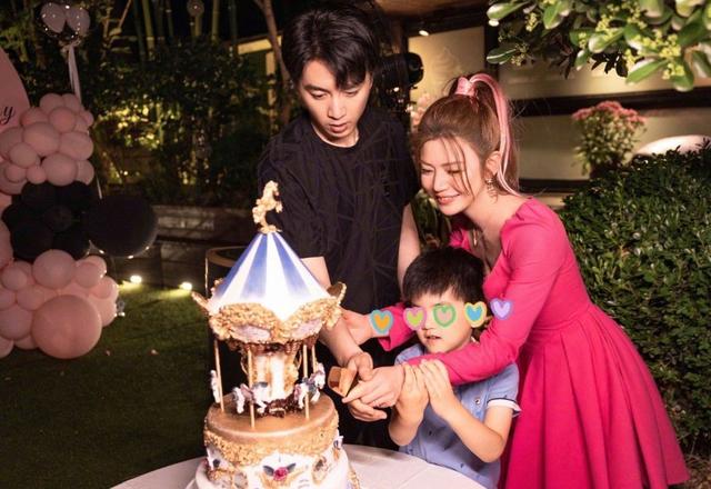 陈妍希晒40岁庆生照，与陈晓共同亲吻儿子，一家三口切蛋糕好温馨