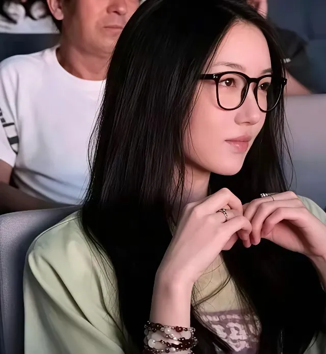 有人说像王菲，这哪里像王菲了，这不跟李亚鹏一个模子出来的吗？长相也很甜美