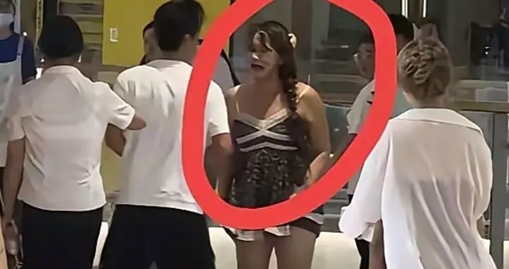 小仙女商场遛狗不拴绳 , 吓到人不道歉 , 狗被摔并遭掌掴 网友直呼解气
