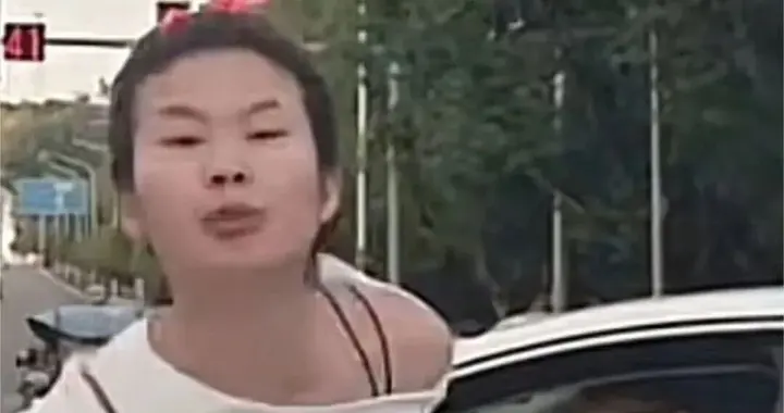 重庆口水姐火了！加塞后吐口水，这次踢到了铁板