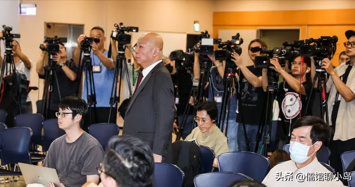 记者会突发冲突！会计男乱入质疑金溥聪正当性 遭廖继斌抢麦怒怼
