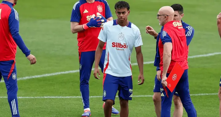 巴萨要卖亚马尔？沙特报价4亿，巴黎报价无上限就想挖走亚马尔