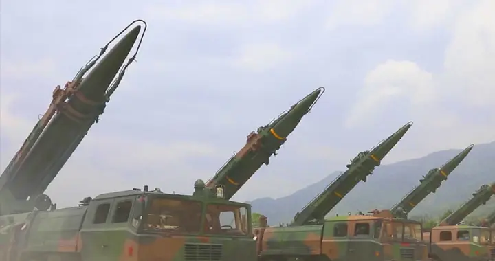 单兵发射东风-17，核潜艇试射巨浪：中国亮出硬核底牌