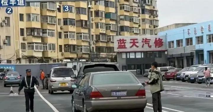 王健林狂卖500亿资产还债，迈巴赫都不要了，为何留下老奔驰？