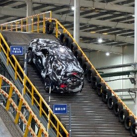 近日，比亚迪神秘厂房惊现“天门山同款天梯”测试场，一辆贴满伪装膜的车型...