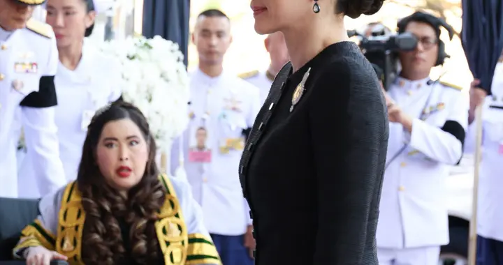 苏王后好卑微呀！为小姑子赐学位鞠躬跪地帮她整理学服，像个丫鬟