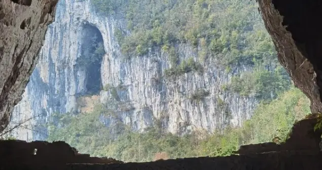 贵州罗甸发现一个神秘的溶洞，成片的钙华梯田层叠分布