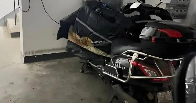 小区有人在楼道里停车给电动车充电，物业贴了禁止告示没人理怎么办？