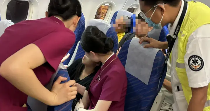 万米高空突发意外！一声求助后，全舱人的反应看哭了