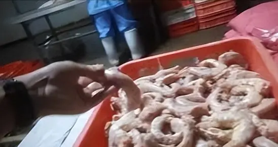 官媒曝光！鸡脖泥混进肉丸，牛肉味全靠添加，消费者防不胜防
