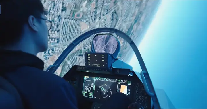 歼-35A梦幻座舱，“大横屏”首次曝光！彻底告别一平三下