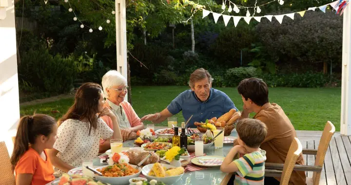 70岁以后，本以为一碗汤的距离是母慈子孝，却熬干了余生的钱和人