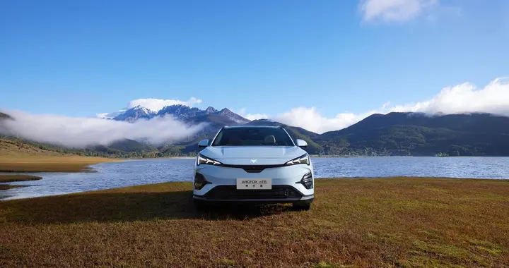 续航快充对比：极狐新阿尔法T5与小鹏MONA M03谁更适合长途旅行？