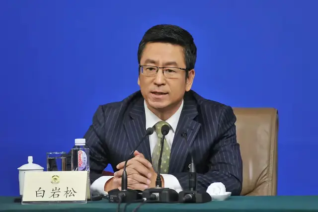 白岩松两会提议引热议，口碑实现《暴增》