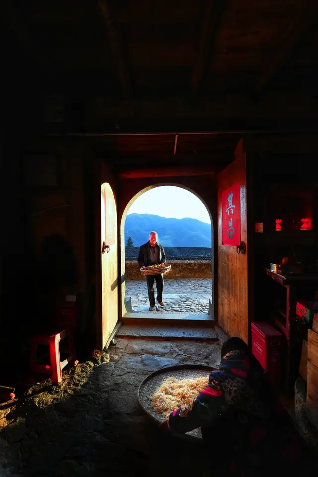 生活在土楼里的勤劳人家