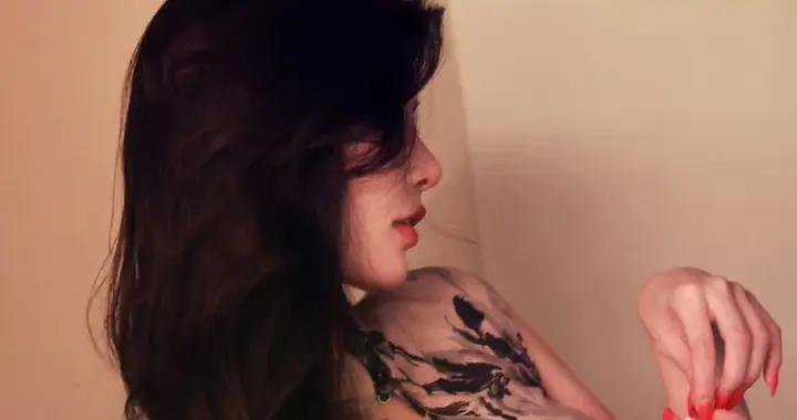 现在就喜欢上她丰腴饱满的身体和婀娜多姿的背影