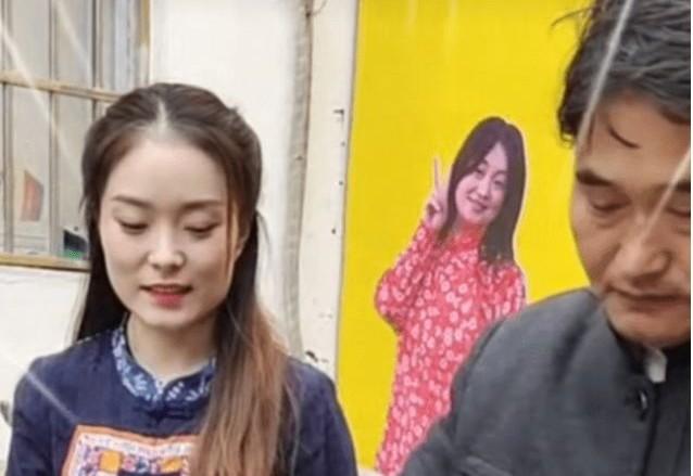 大衣哥教学生弹古筝惹争议，面部拘谨手指僵硬，网友：懂乐谱吗？