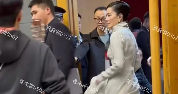 王菲情人节没跟谢霆锋约会而是现身春晚彩排，一身白衣仙气十足!