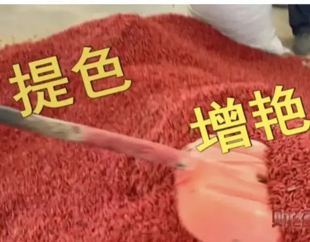 触目惊心！黑心作坊用塑料布熏制沙姜，警方查获现场曝光