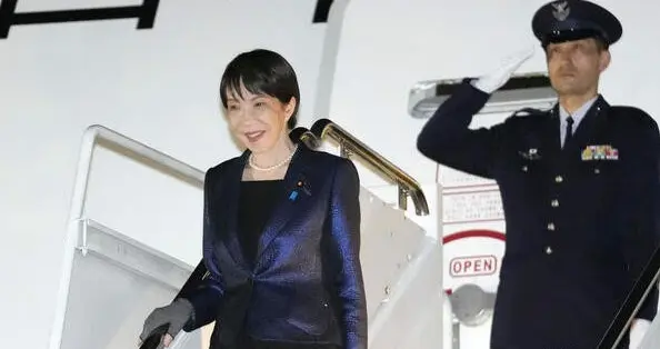 当不成首相了？高市刚到美国，日本就爆发万人抗议，特朗普太损了