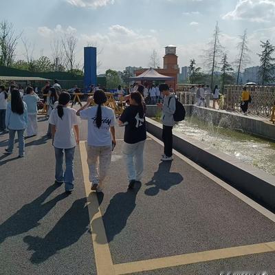 丙方立场：周末出校门点名，是守护，更是责