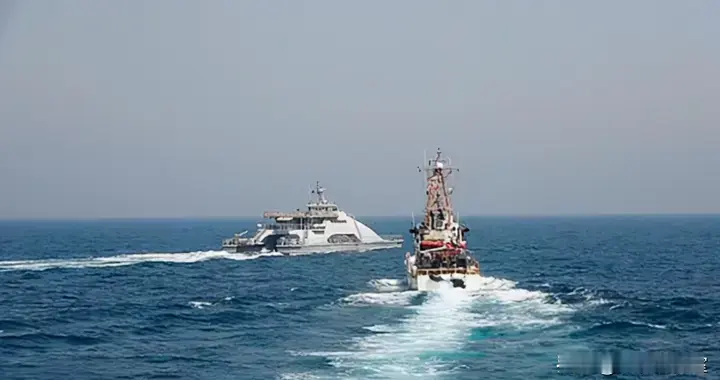霍尔木兹海峡起波澜，美舰遭伊导弹打击，能源通道局势骤然紧张