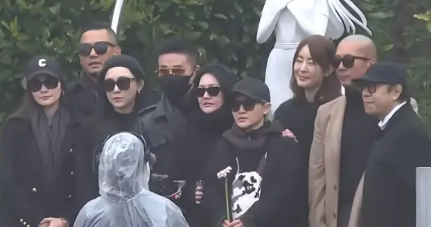 大S去世一周年，众多亲朋好友现身墓地，纪念雕像形象令人意外